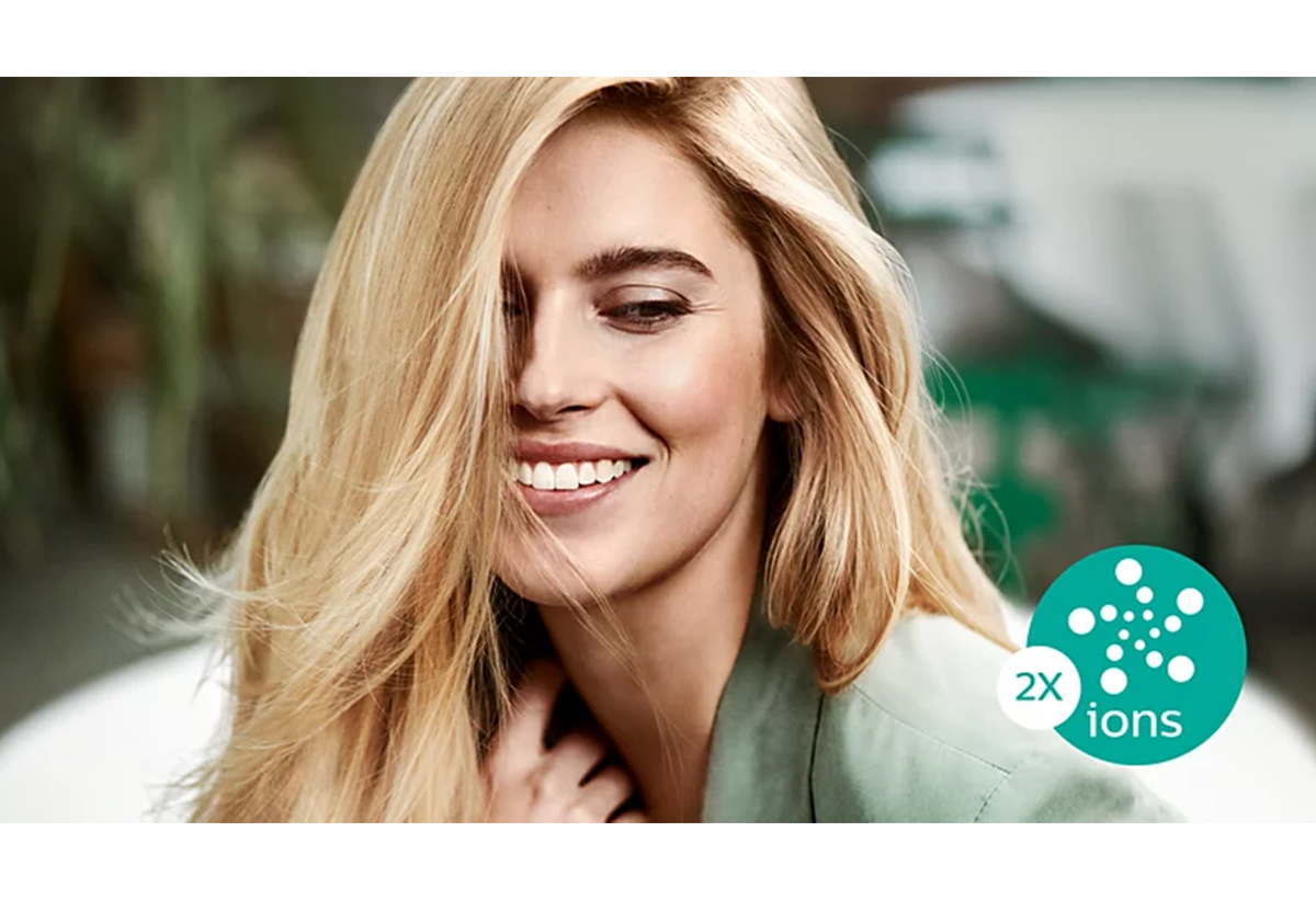 Απεικονίζεται μια γυναίκα με λαπερά και λεία μαλλιά.